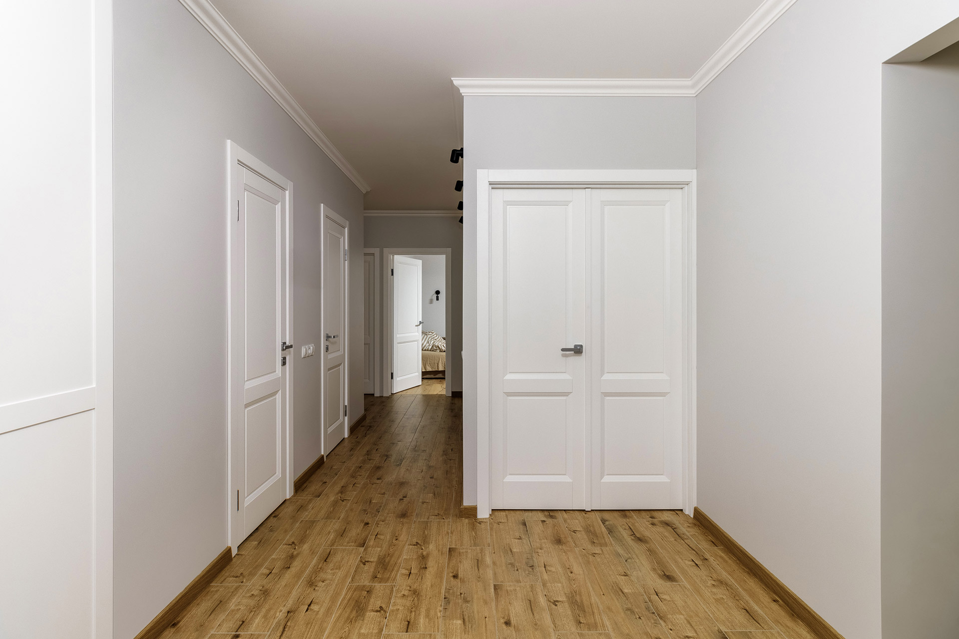 Blick in leere Wohnung mit weißen Innentüren
